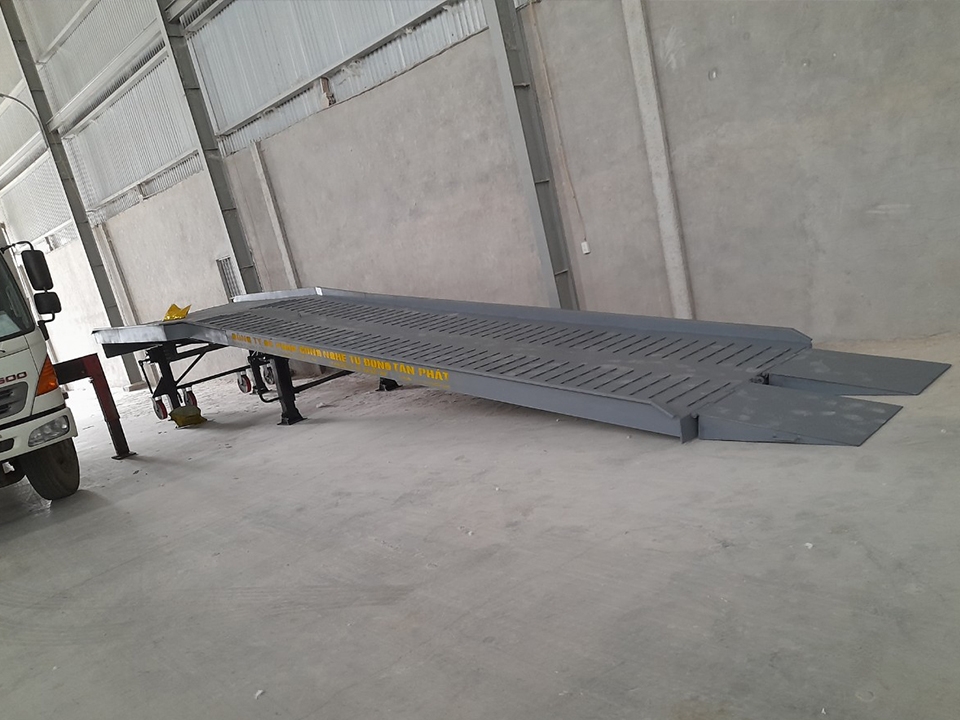 Cầu dẫn xe nâng 10 tấn bàn giao tại Bình Giang, Hải Dương