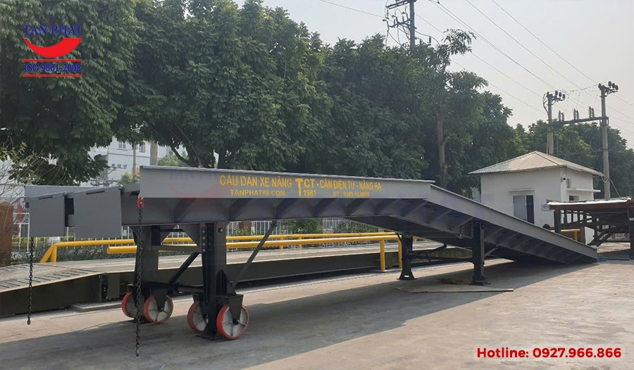 Bàn giao cầu dẫn xe nâng lên container 10 tấn tại Hà Nam