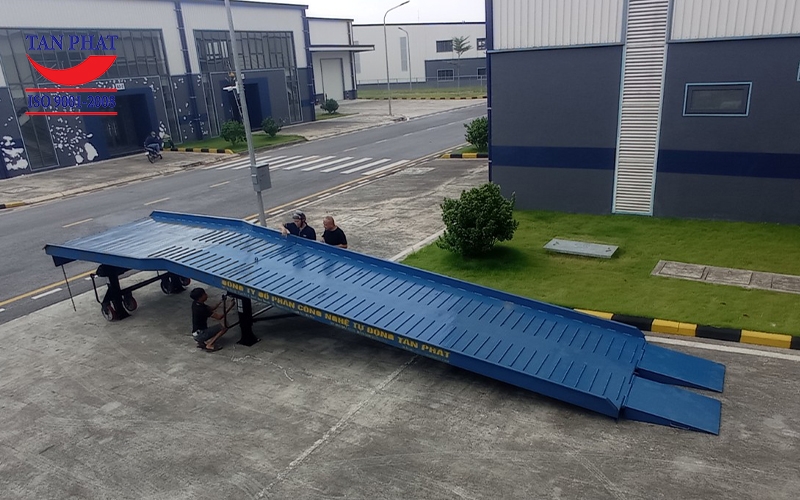 Bàn giao cầu dẫn lên container tại Hà Giang