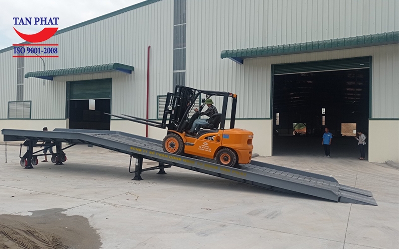 Cầu dẫn xe nâng bàn giao tại Hòa Bình