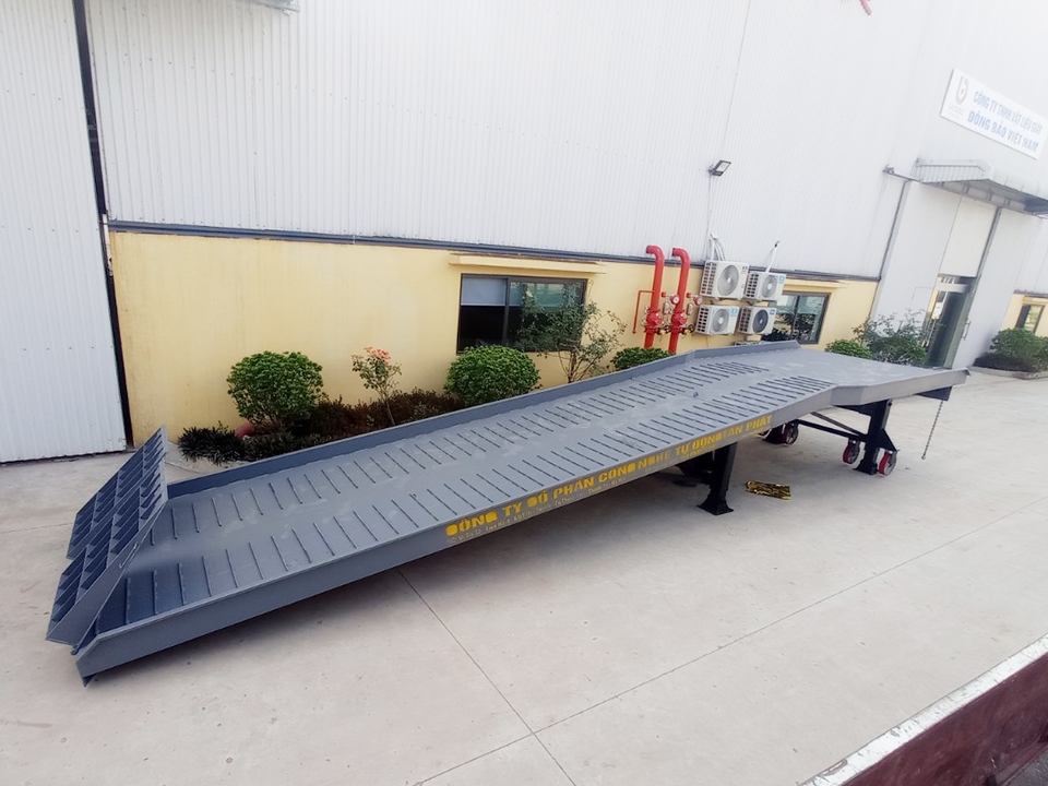 Cầu lên container 8 tấn bàn giao tại Nam Định