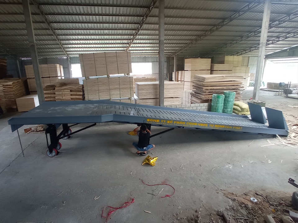 Bàn giao cầu xe nâng lên container 10 tấn tại Yên Bái