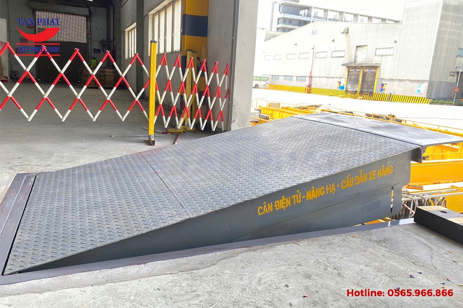 Sàn nâng thủy lực Dock Leveler 8 tấn lắp đặt hoàn thiện tại Hải Phòng