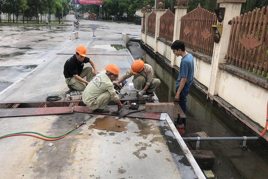 Sửa chữa cân xe tải bị sét đánh tại Hải Dương