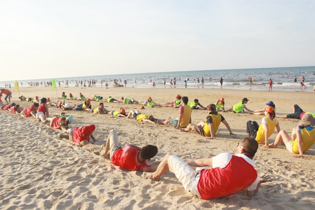 Chơi teambuilding ở biển Cửa Lò