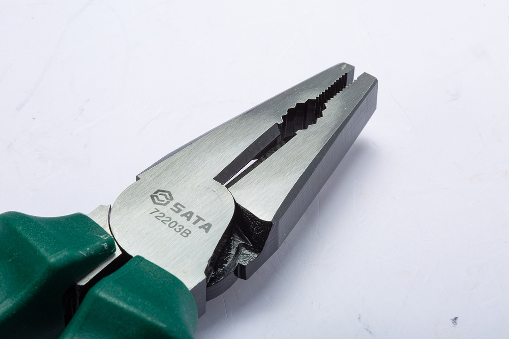 Kìm cắt tổng hợp SATA 7 inch 72202B - High Leverage Combination Pliers 7