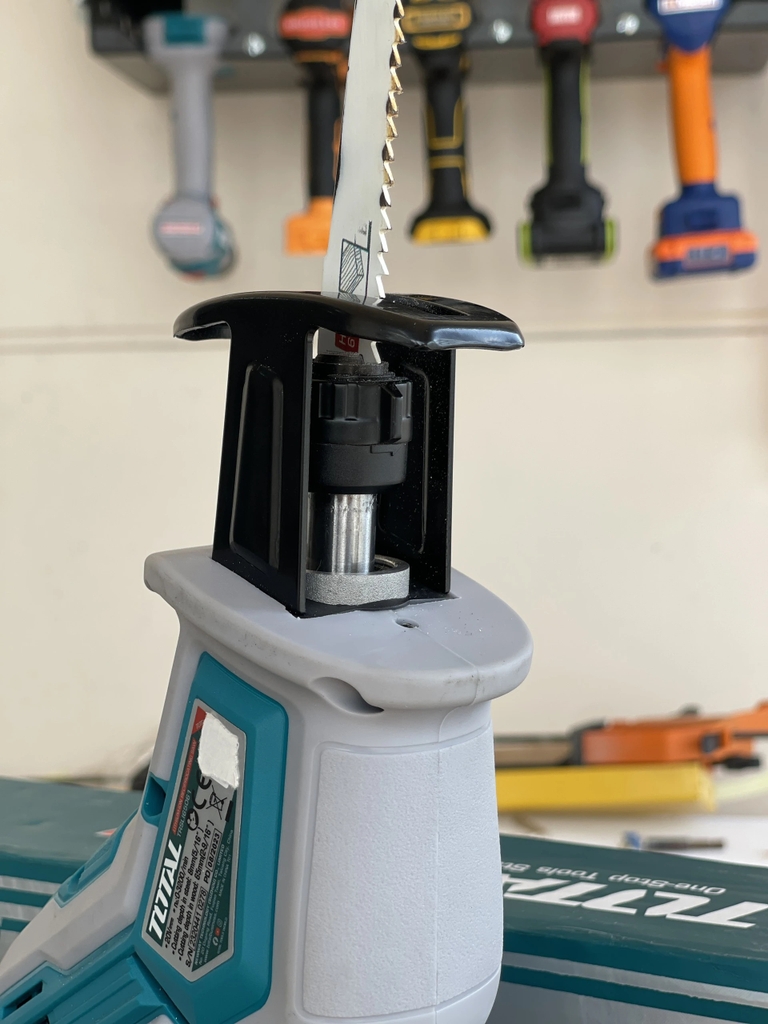 Máy cưa kiếm dùng pin Lithium-ion 20V TRSLI65061 TOTAL
