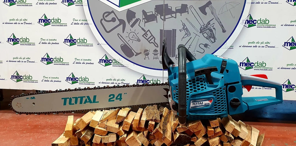 Máy cưa xích xăng TG5602411 TOTAL