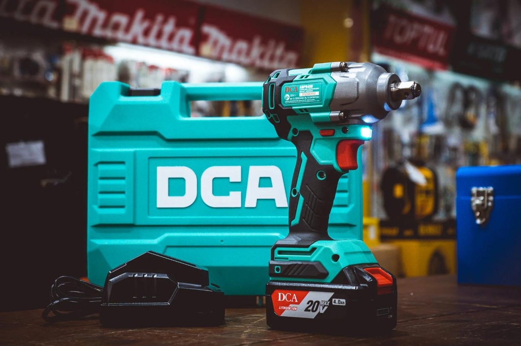 Máy siết buloong dùng pin DCA ADPB488EM