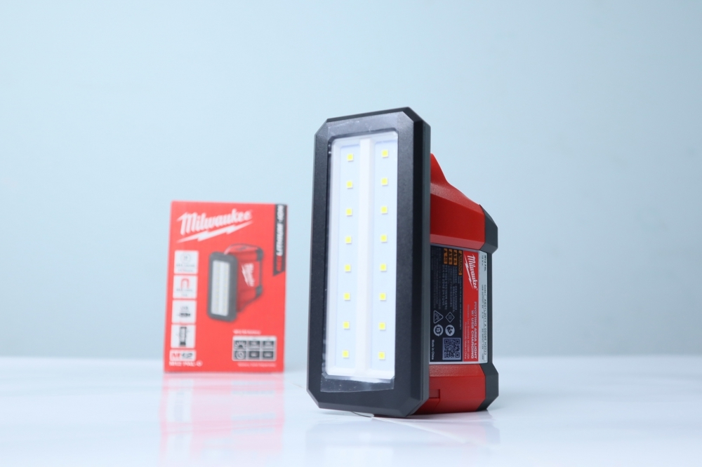 Đèn chiếu sáng trục xoay Milwaukee M12 PAL-0