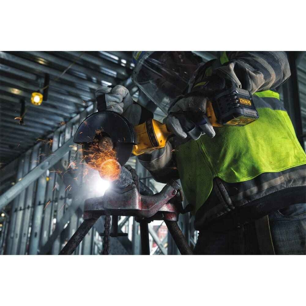 Dewalt DCG413BP2 Máy mài góc pin 20Vmax/BL (Thân máy + 2 Pin DCB184 5Ah + Sạc DCB1104 + Túi vải)