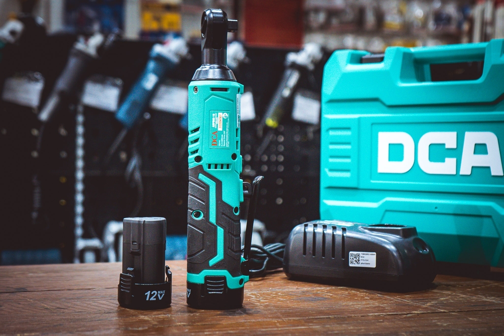 Máy siết cờ lê dùng pin DCA ADPB02-10EK