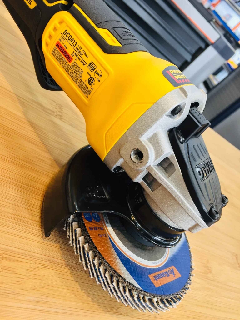 Dewalt DCG413BM2 Máy mài góc pin 20Vmax/BL (Thân máy + 2 Pin DCB182 4Ah + Sạc DCB1104 + Túi vải)