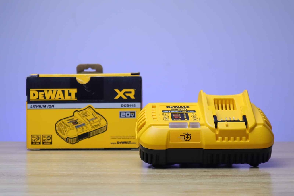 Bộ sạc pin đa năng 10.8-18V Dewalt DCB118-KR