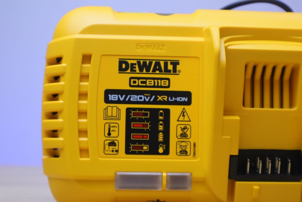 Bộ sạc pin đa năng 10.8-18V Dewalt DCB118-KR