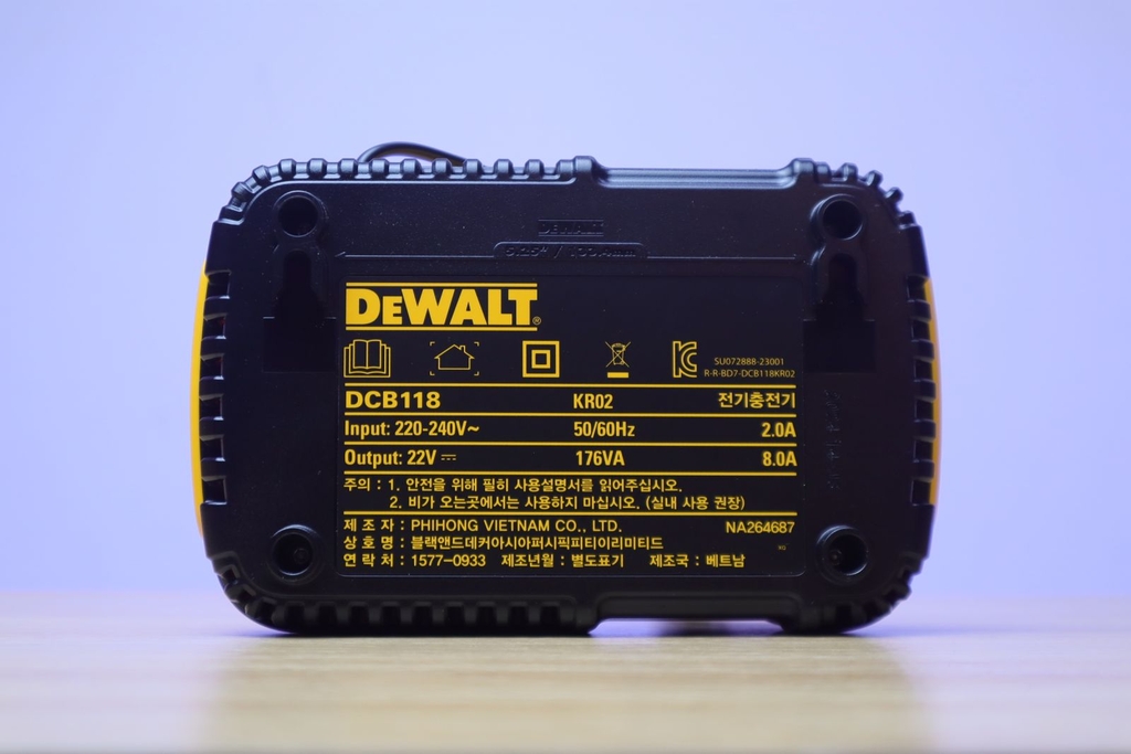 Bộ sạc pin đa năng 10.8-18V Dewalt DCB118-KR