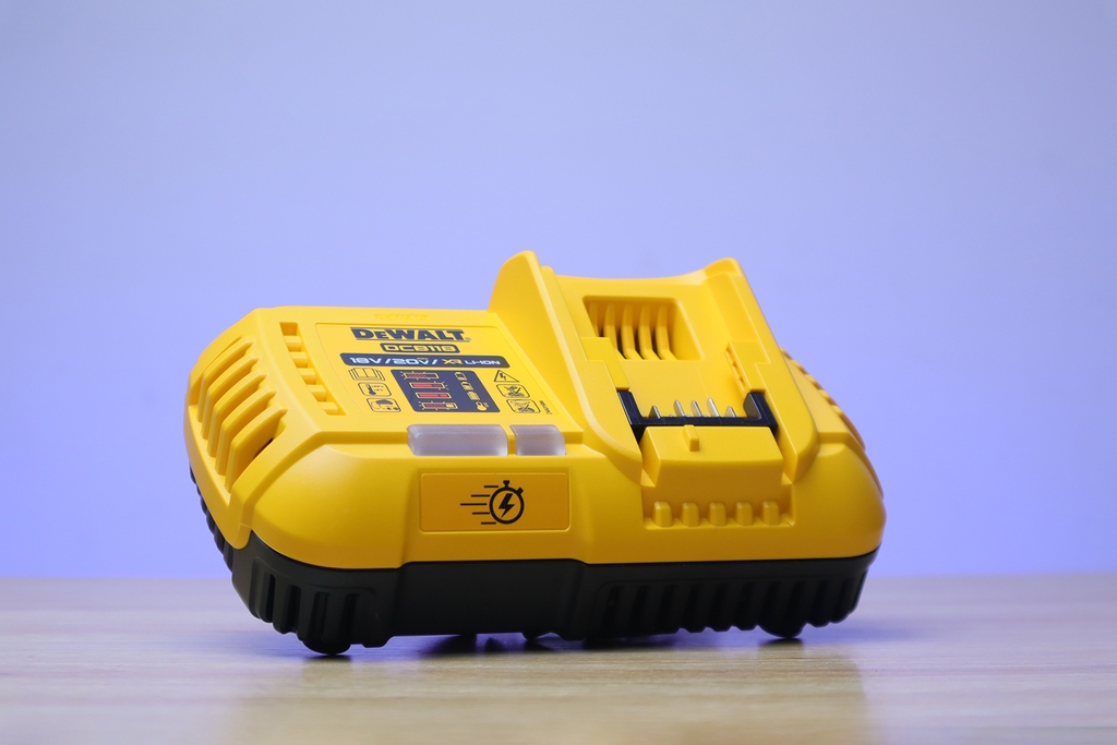 Bộ sạc pin đa năng 10.8-18V Dewalt DCB118-KR