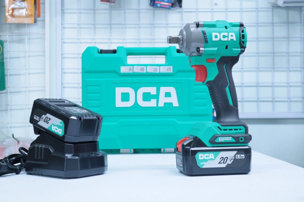 Máy siết buloong dùng pin DCA ADPB02-18MEM