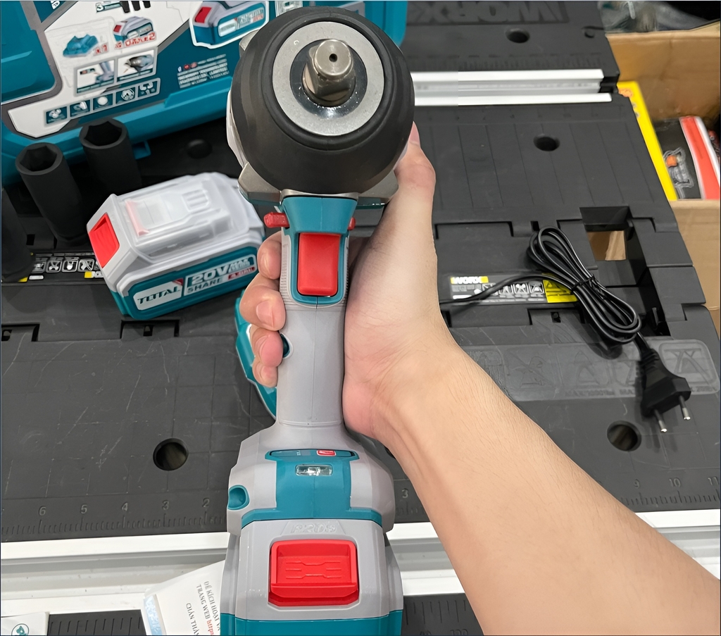 Máy siết buloong không chổi than dùng pin Lithium-Ion 20V TIWLI2085 TOTAL