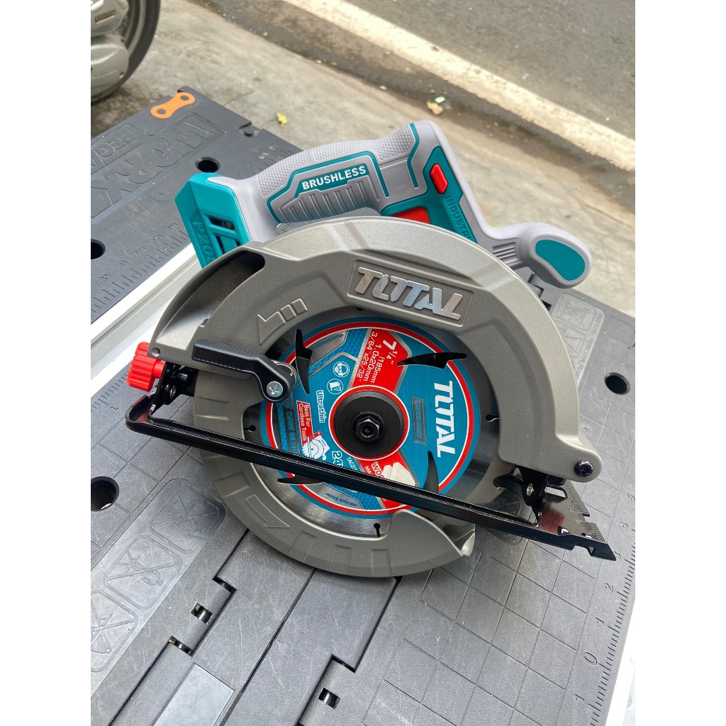 Máy cưa đĩa tròn dùng pin 20V TSLI18511 TOTAL