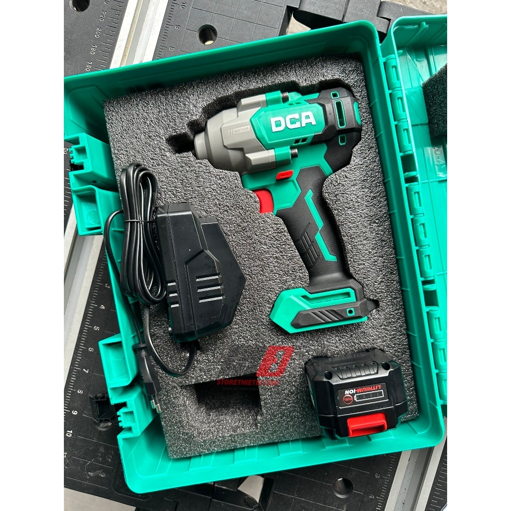 Máy siết buloong dùng pin DCA ADPB698DM