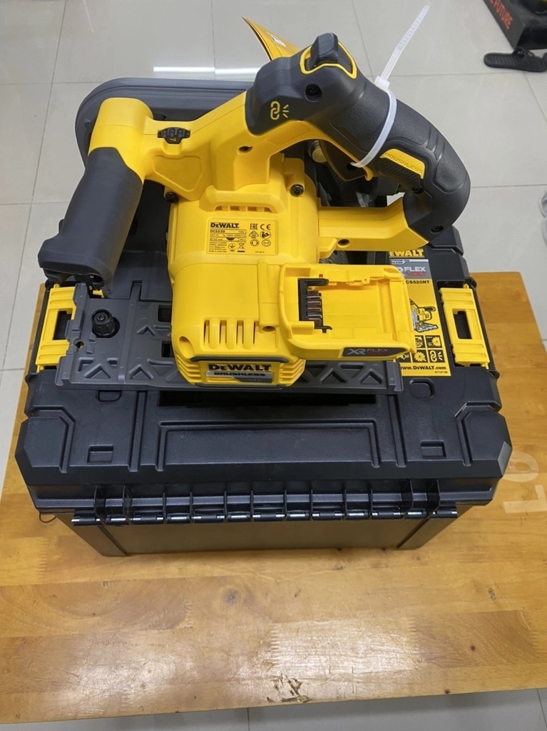 Máy cưa đĩa dùng pin Dewalt DCS520NT-XJ