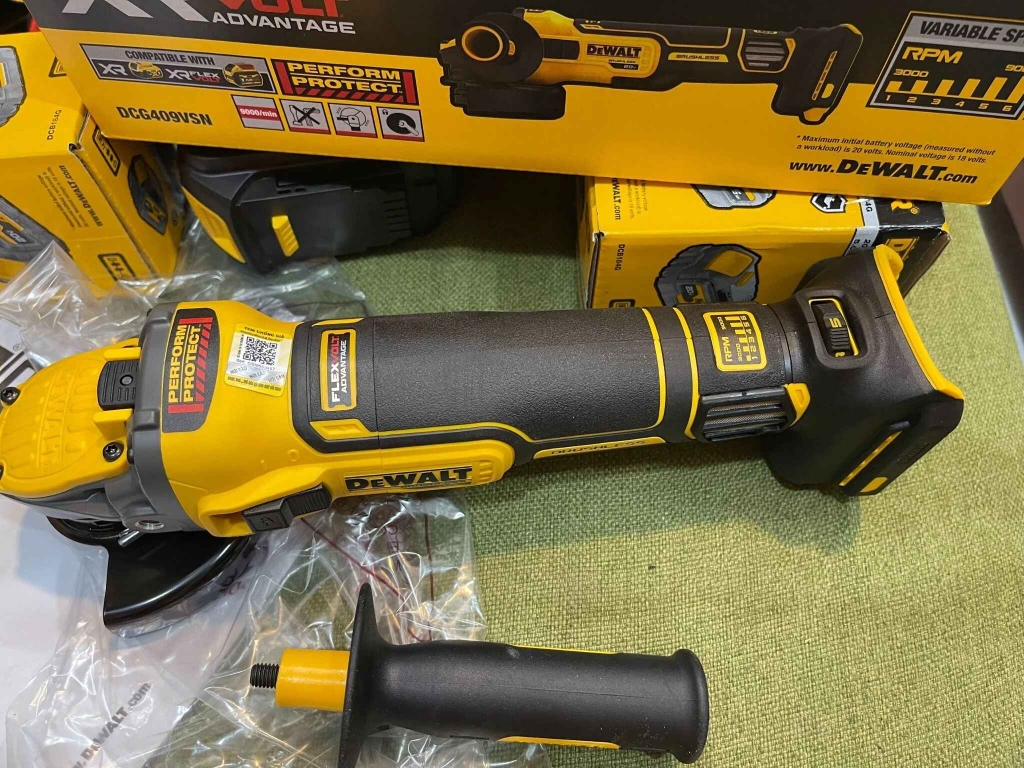 Máy mài góc dùng pin DeWALT DCG409VSN-B1 có chỉnh tốc độ