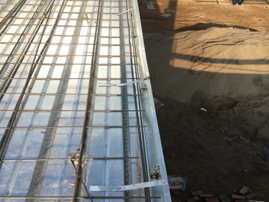 thi công sàn deck và lắp đặt phụ kiện sàn deck