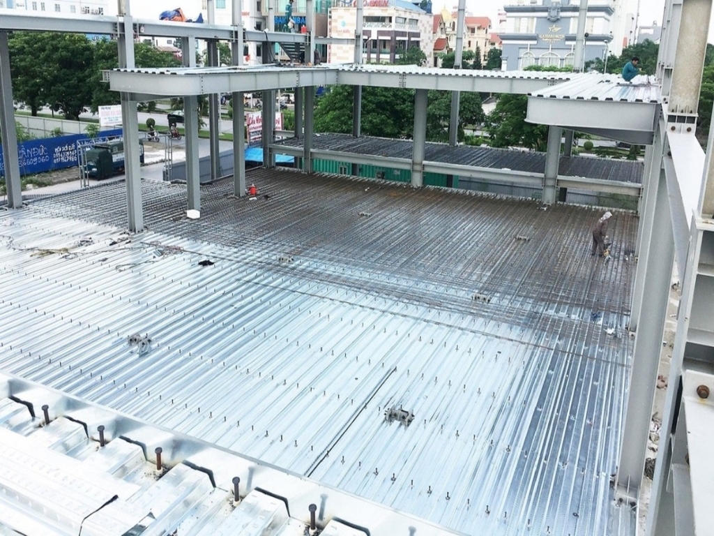 ứng dụng tole sàn deck h50w1000 làm nhà hàng khách sạn