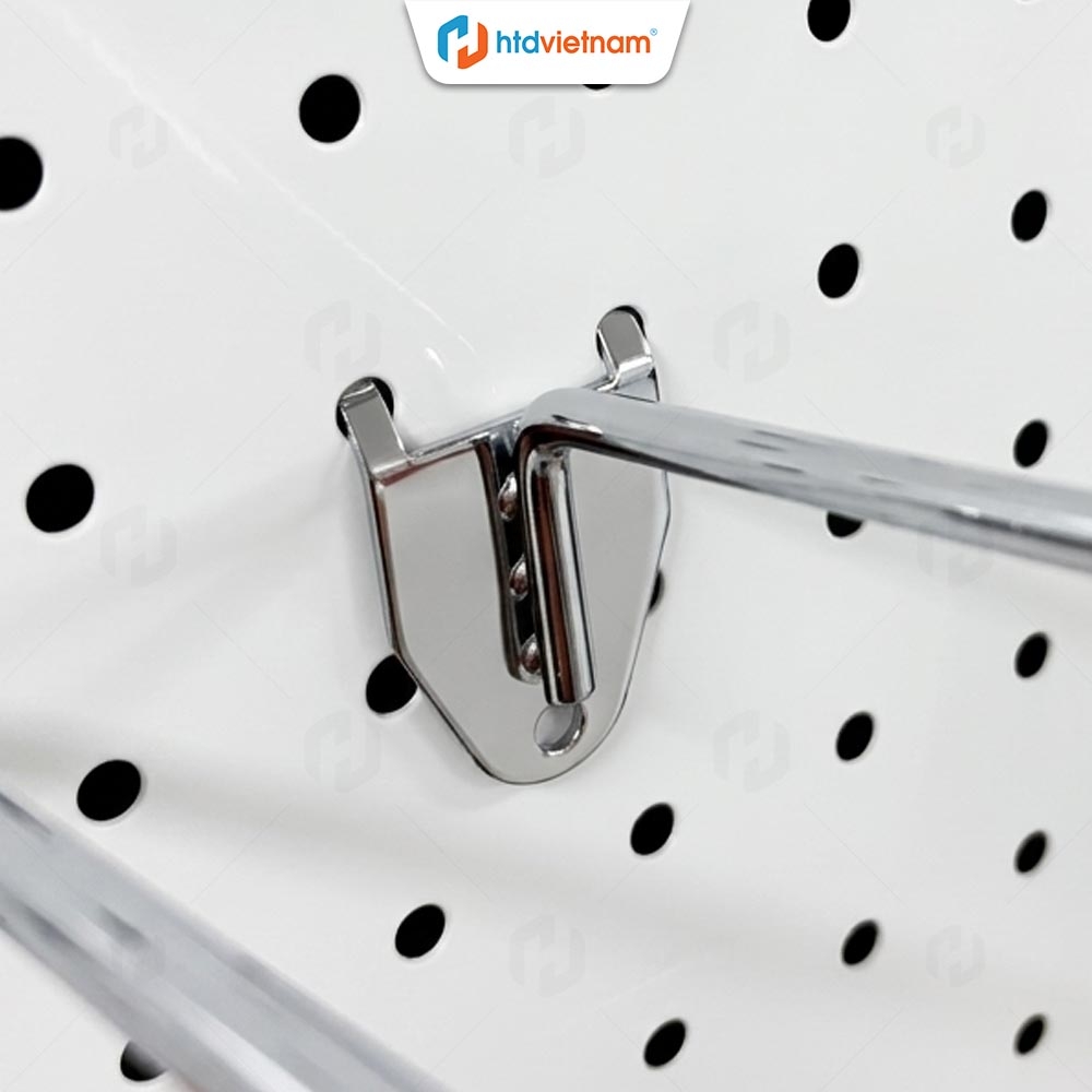 Cận cảnh chân đế và ngàm cài của móc treo cài bảng lỗ MT-T009