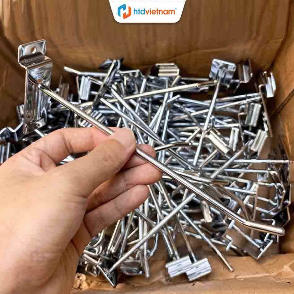 Hình ảnh thực tế móc treo phụ kiện đơn K06 cài rãnh nhôm gỗ