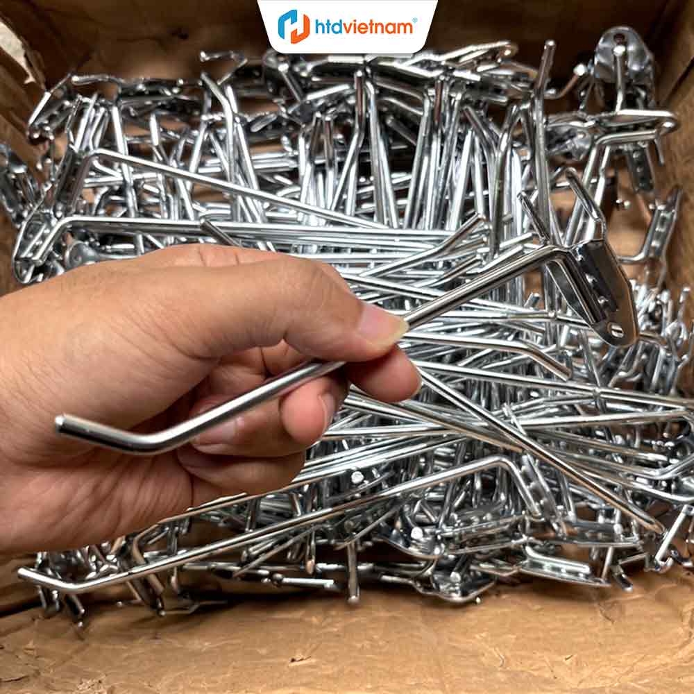 Cầm trên tay móc treo cài lỗ MT-T009 mạ xiken sáng bóng tại kho