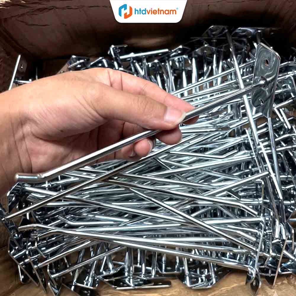 Ảnh thực tế móc treo đơn MT-T013 cầm trên tay, thân thẳng và đầu móc cong lên