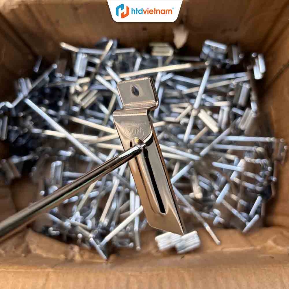 Cận cảnh chân đế và mối hàn móc treo phụ kiện K06 mạ inox