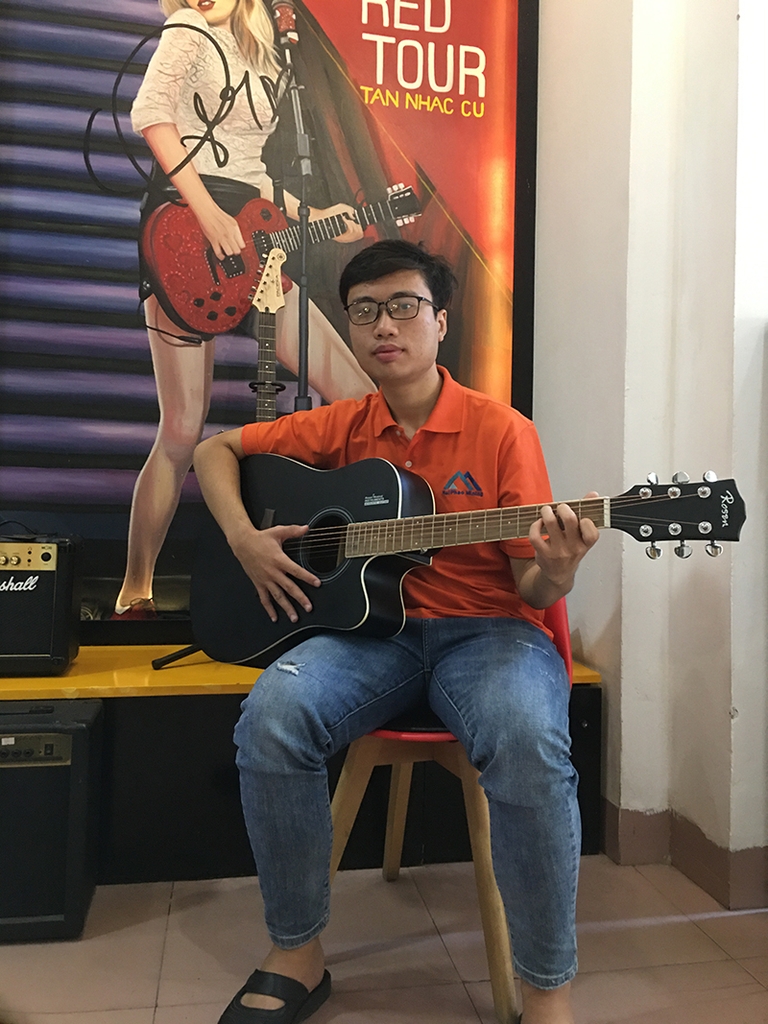 Bạn Dũng Mua Đàn Guitar Rosen G11