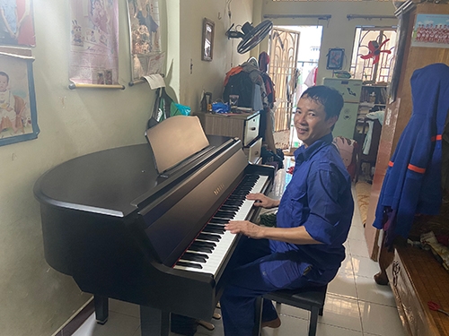 Chú Phan Phúc Hậu mua cây đàn Yamaha DGP-1 tặng con gái