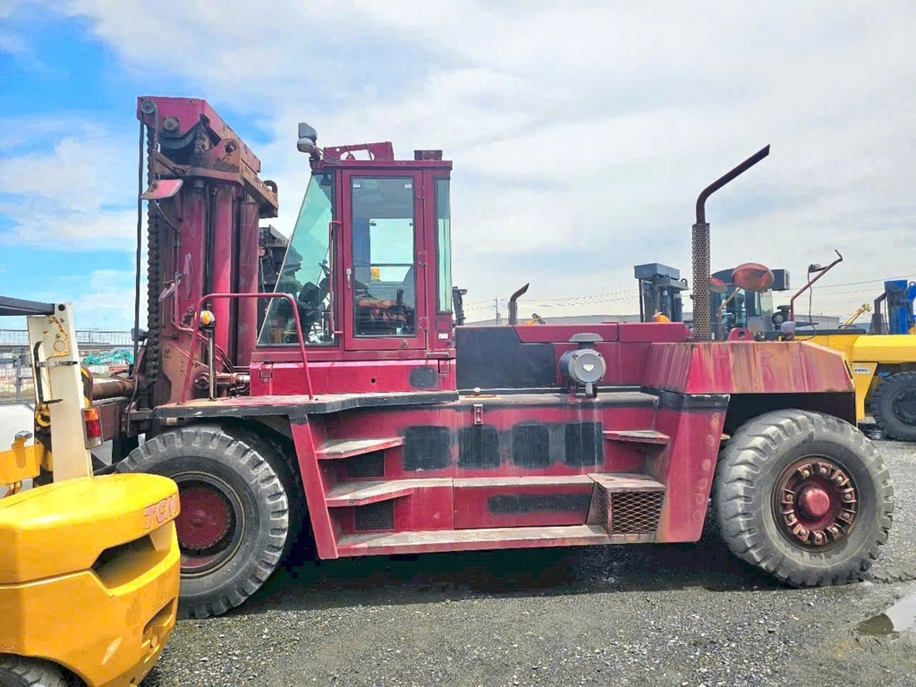 xe nâng cũ 24 tấn