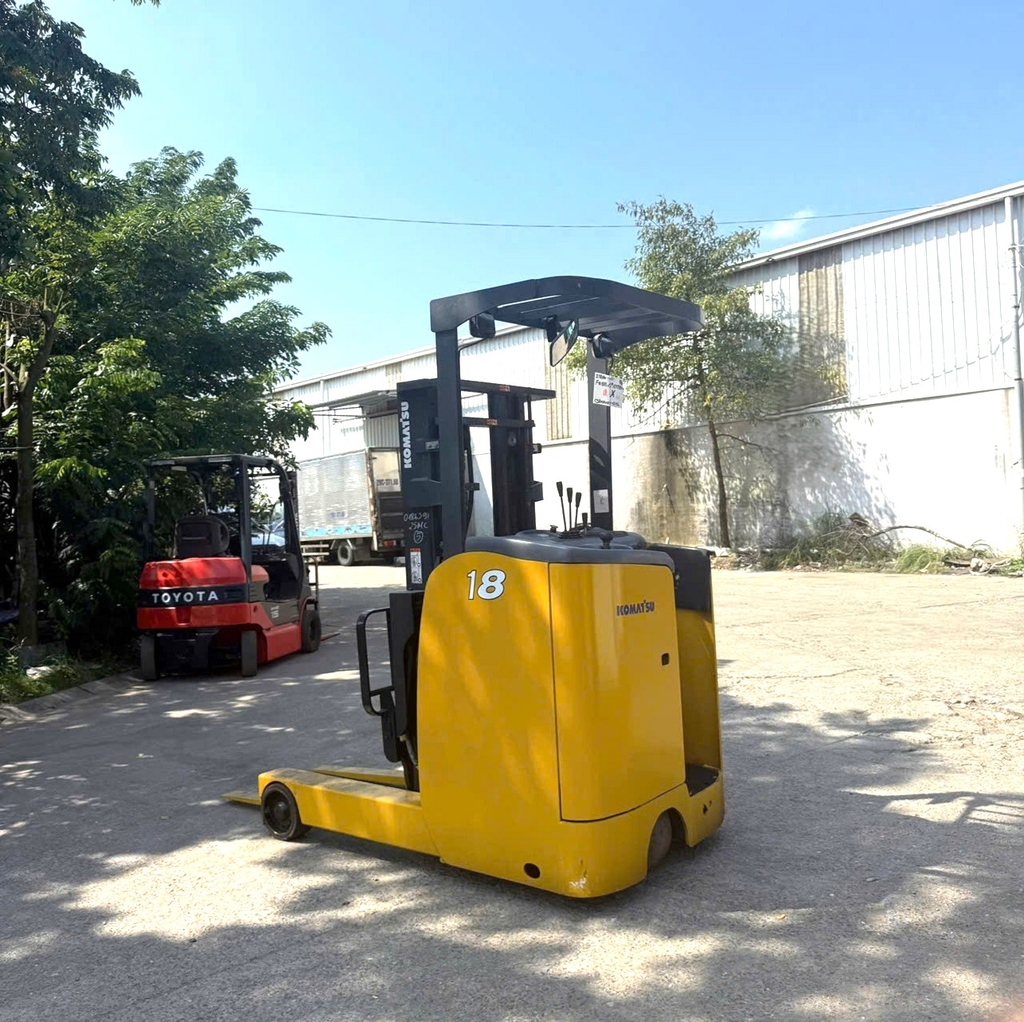 xe nâng điện đứng lái komatsu