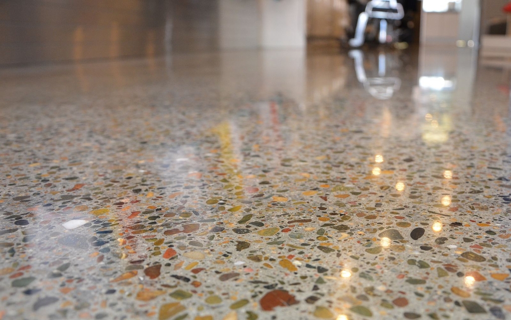 Sàn terrazzo với lớp cốt liệu đá nhiều màu sắc (Ảnh sưu tầm)