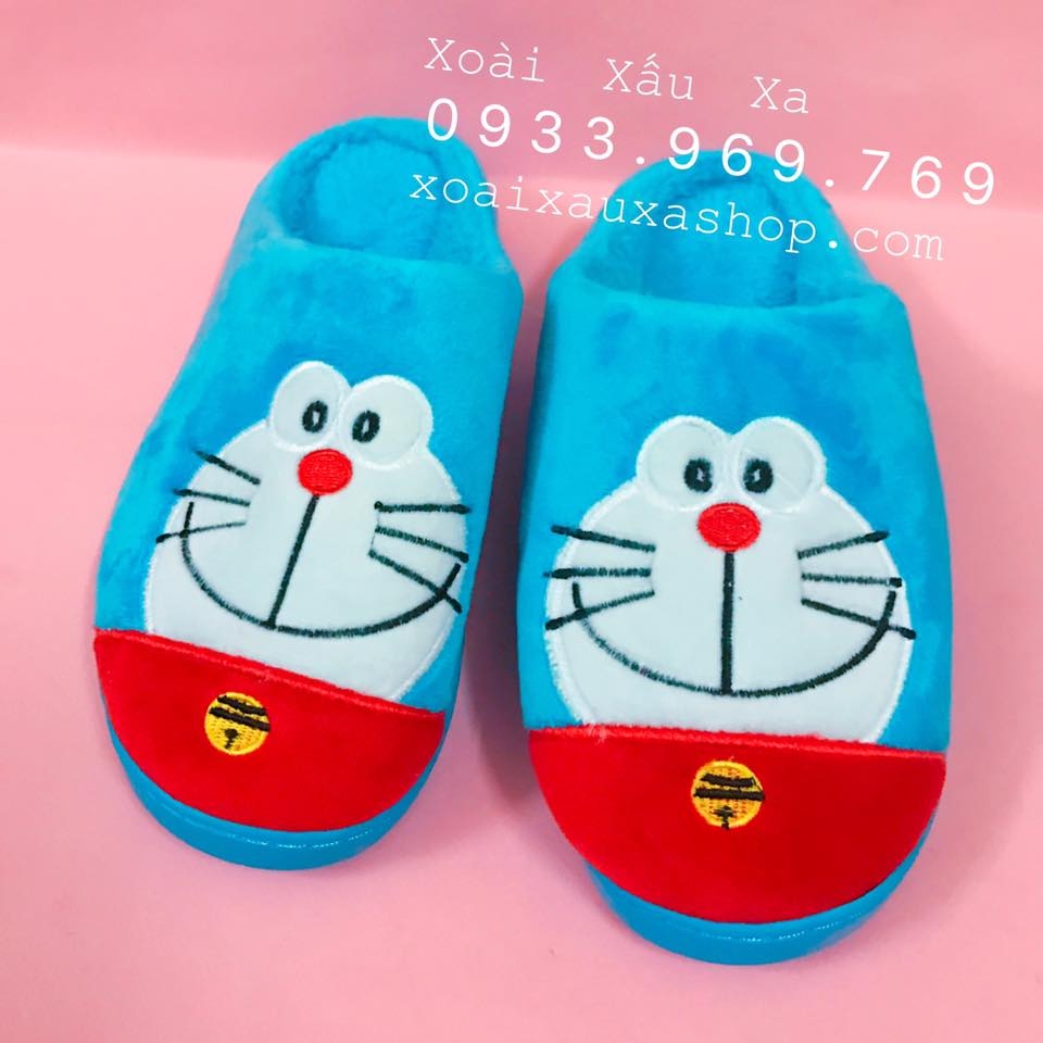 Hãy cùng chiêm ngưỡng những đôi dép bông hoạt hình Doraemon trẻ trung, đáng yêu và rất thú vị. Hình ảnh những chú mèo máy Doraemon mix cùng những bông hoa tạo nên một sự phá cách đầy ấn tượng. Hãy để chúng tôi đưa bạn đến với thế giới mộng mơ của những đôi dép này!