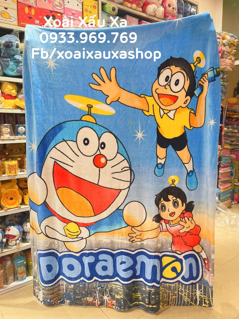 Hãy cùng khám phá mền bông hoạt hình Doraemon đáng yêu và ấm áp đến ngất ngây. Hình ảnh sẽ khiến bạn liên tưởng đến những giấc mơ màu hồng với Doraemon và bạn bè.