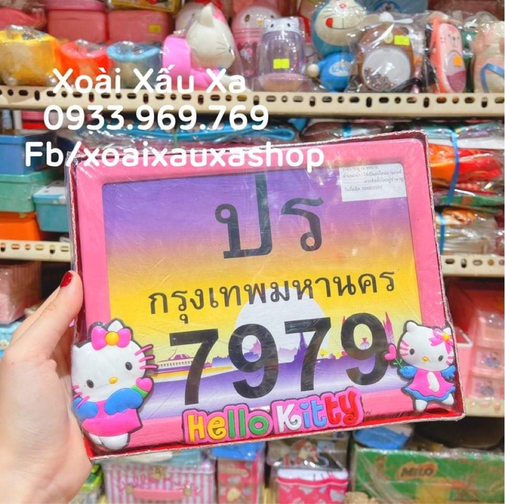 Biển số xe hoạt hình Kitty - Doraemon là món đồ chơi đặc biệt cho các fan của Doraemon và Hello Kitty. Mỗi chiếc biển số xe đều có hình ảnh đáng yêu của những nhân vật hoạt hình nổi tiếng này. Bạn có thể trưng bày chúng trong phòng khách hoặc cất giữ chúng trong tủ đồ chơi.