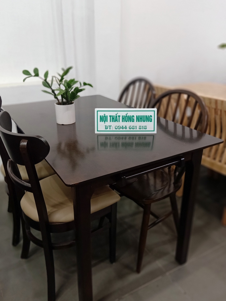 Với bộ bàn đầy màu sắc và thiết kế tinh tế, đây là một sản phẩm không thể bỏ qua. Sử dụng chất liệu gỗ cao su chất lượng cao và độ bền vượt trội, bộ bàn sẽ là một lựa chọn thông minh cho gia đình bạn.