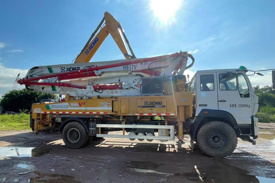 Bơm cần XCMG 37M - HB37V xe cơ sở Howo 2 chân