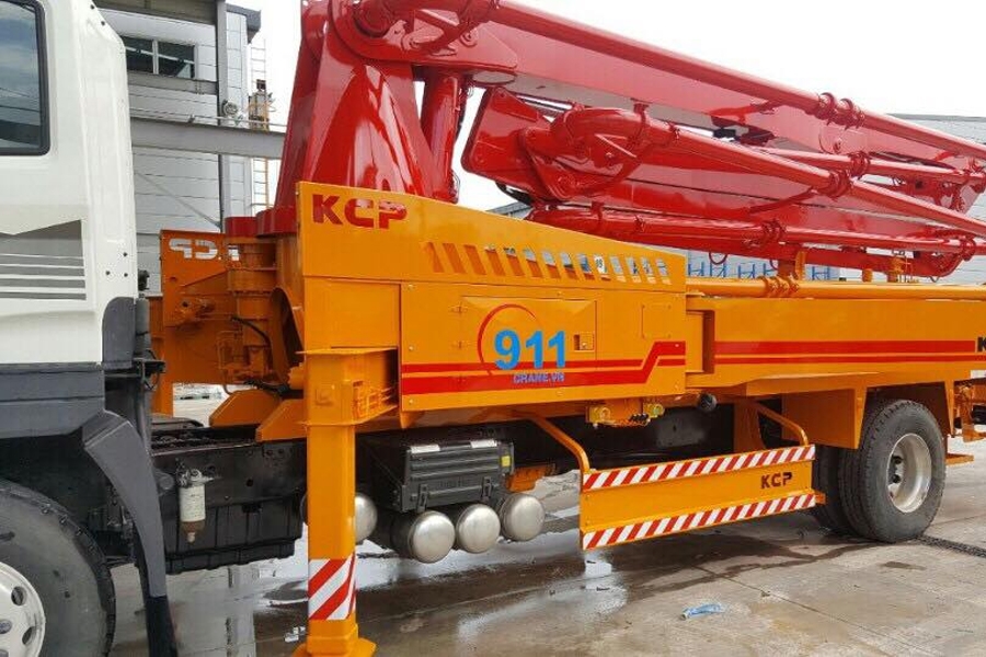 Bơm cần KCP 28M 4 đốt - KCP28ZX100 xe cơ sở Hyundai
