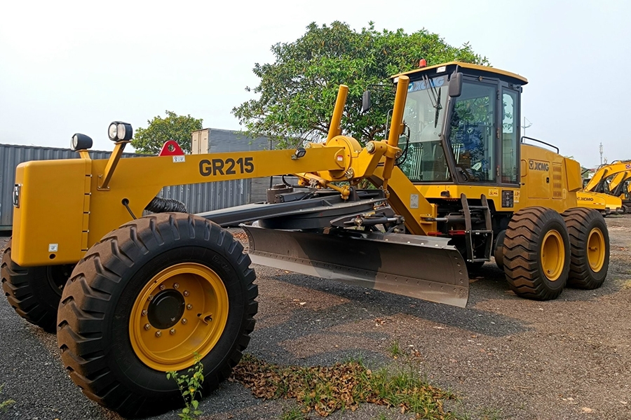 Máy san gạt XCMG tải trọng 16,5 Tấn. Model: GR215