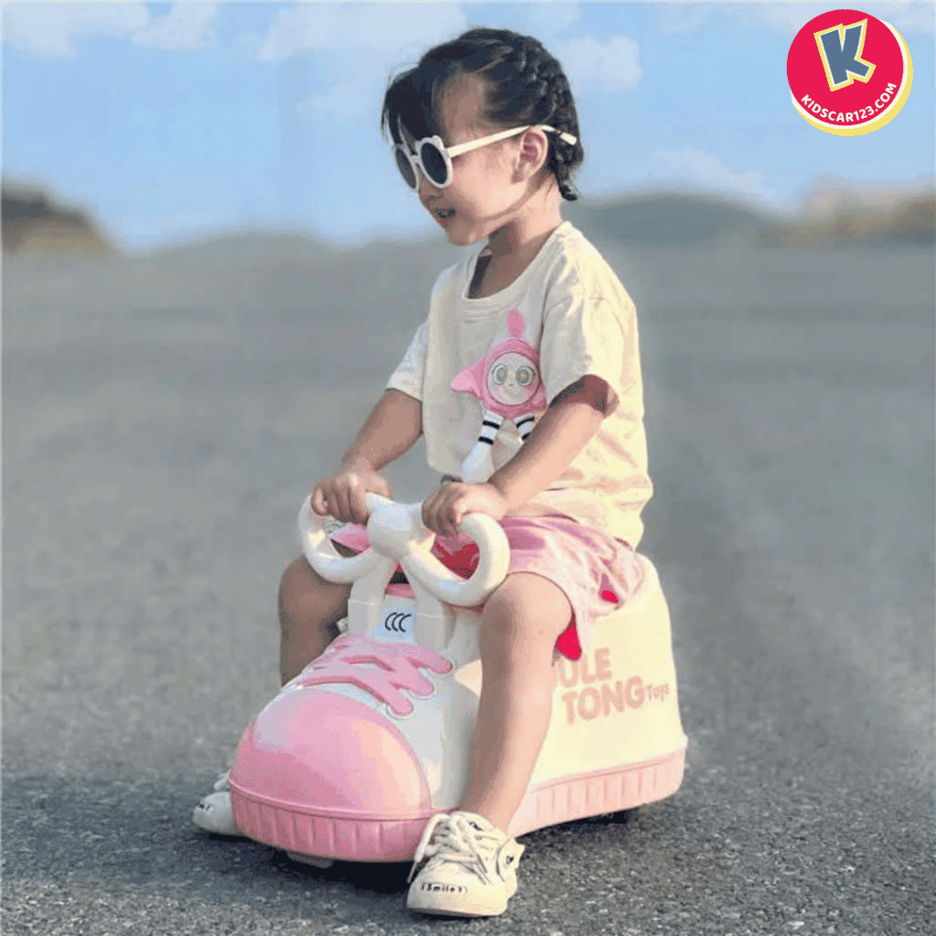 Bé vui chơi an toàn cùng xe chòi chân chiếc giày