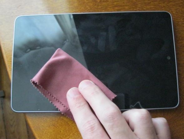 Mẹo xử lý vết trầy xước trên điện thoại bằng giấy nhám