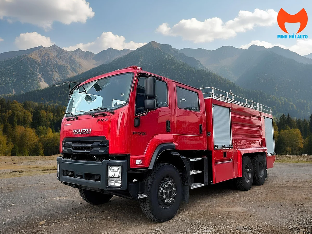 Xe chữa cháy Isuzu FVZ60QE5 8 khối màu đỏ nhìn góc ba phần tư phía trước, cabin kép bốn cửa trên nền ba trục