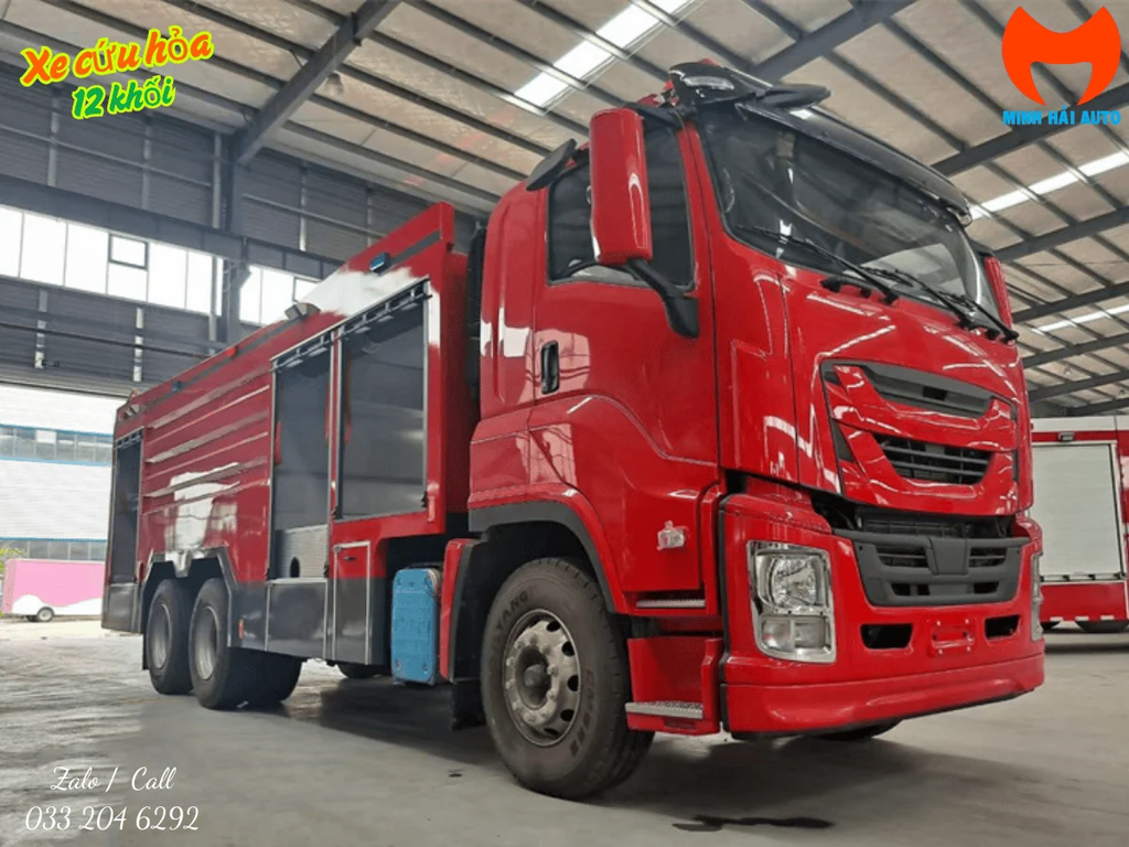 Xe chữa cháy Isuzu GIGA 12 khối màu đỏ nhìn góc ba phần tư phía trước trong nhà xưởng